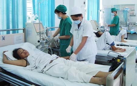 Chăm sóc bệnh nhân chạy thận nhân tạo tại Bệnh viện Q.Bình Thạnh, TP.HCM - Ảnh: L.TH.H.