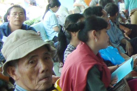 Bệnh nhân đợi khám bệnh tại BV cấp cứu Trưng Vương (ảnh chụp lúc 11h ngày 17/10) - Ảnh: L.T.Hà