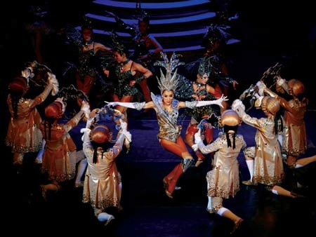 Chuyển giới tính: Ngoài nước có, trong nước chưa - 1 Diễn viên chuyển giới trong một màn diễn của Tiffany’s show (Thái Lan).