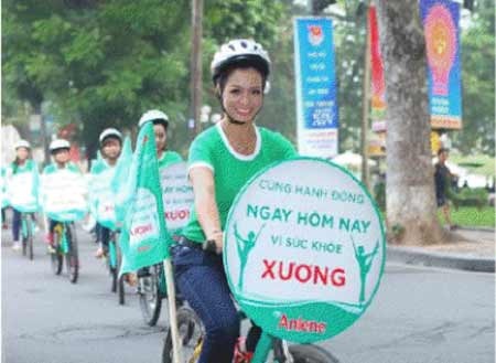 Thúy Hằng và Lưu Hương Giang đạp xe vì sức khỏe xương - 3 Người mẫu Thúy Hằng là người luôn dẫn đầu đoàn xe đạp chạy qua nhiều con phố của Hà Nội…
