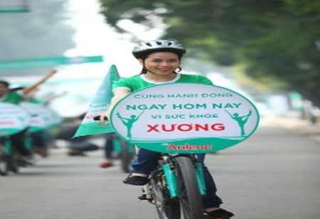 Thúy Hằng và Lưu Hương Giang đạp xe vì sức khỏe xương - 5 Người mẫu Thúy Hằng là người luôn dẫn đầu đoàn xe đạp chạy qua nhiều con phố của Hà Nội…