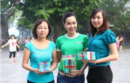 Thúy Hằng và Lưu Hương Giang đạp xe vì sức khỏe xương - 6 Chị gửi những món quà và thông tin hữu ích cho chị em phụ nữ trên đường đi