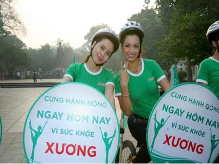 Thúy Hằng và Lưu Hương Giang đạp xe vì sức khỏe xương - 8 Chị gửi những món quà và thông tin hữu ích cho chị em phụ nữ trên đường đi