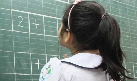 Học hoài không vô phải chăng là bệnh? - 1 Dù phép tính đơn giản nhưng trẻ vẫn không làm được - Ảnh: Như Hùng