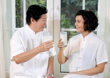 Thực phẩm có lợi cho người cao tuổi - 2 NCT nên chọn những thực phẩm có bổ sung chất xơ FOS có lợi cho đường tiêu hóa, giúp hấp thu thức ăn