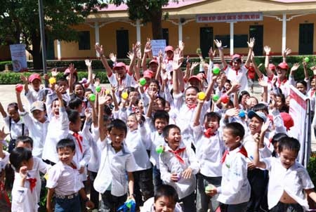 “Rửa tay ở đây vui ơi là vui mẹ nhỉ”! - 2 ... Và cả rất nhiều người bạn khác Tuấn Long đã quen trong chuyến đi nhiều trải nghiệm thú vị