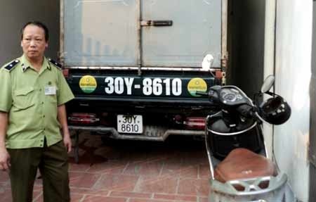 "Ngộp thở" phát hiện xe lòng lợn thối làm vỏ lạp xưởng - 3 Xe ô tô chở hàng bị cơ quan chức năng bắt