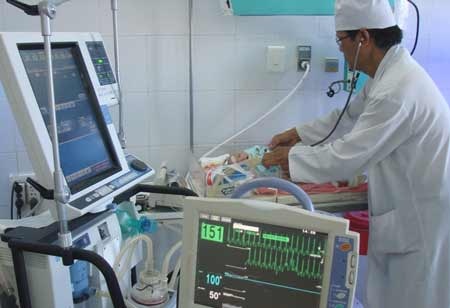 Vụ gia đình không tin trẻ còn sống: Rút máy thở, bệnh nhi được đưa về an táng - 1 Bác sĩ Phạm Ngọc Lân trực tiếp kiểm tra sức khỏe cháu bé lúc 14h28' ngày 22/11