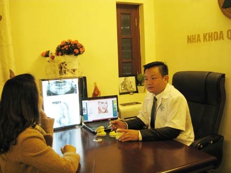 Có thể niềng răng mà không ai biết? - 2 Chú thích ảnh: BS Mậu đang tư vấn cho một khách hàng về phương pháp niềng răng mặt trong