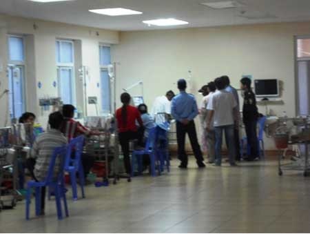 Rất đông người nhà bệnh nhi Thư yêu cầu làm rõ nguyên nhân tử vong của Thư