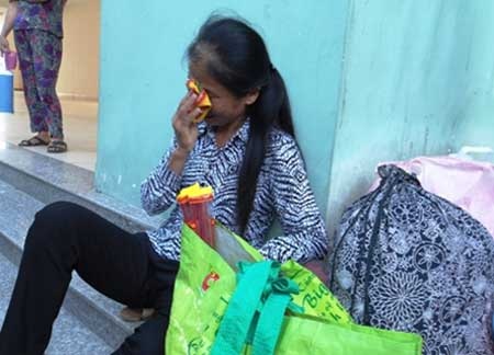 Bà Nguyễn Thị Tâm - bà ngoại cháu Thư nghẹn ngào trước cái chết của cháu mình tại bệnh viện