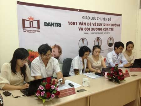Tư vấn 1001 vấn đề về suy dinh dưỡng và còi xương của trẻ - 6 Các chuyên gia dinh dưỡng đang chăm chú đọc các thắc mắc của bạn đọc gửi