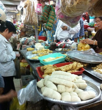 Thực phẩm chay bày bán tại chợ An Đông không bao bì nhãn mác.