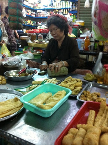 Bà Hoa thái giò chay cho khách ăn thử.