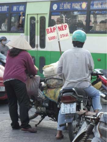 Bắp luộc vỉa hè, người bán không dám ăn - 2 Bắp được bán ở khắp các đường phồ Sài Gòn với giá rất rẻ