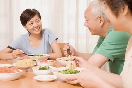 Thức ăn không kali, photspho tốt cho người chạy thận - 1 Người chạy thận nên tránh thức ăn giàu photspho như tôm, cua, lòng đỏ trứng, phomat...