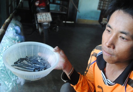 Nhiều người chết trẻ vì mưu sinh bằng... miệng - 4 Mỗi ngày vợ chồng anh Sỹ và đứa con trai dùng miệng ngậm dăm kg chì để gắn vào lưới