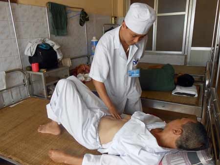 Một cụ già bị tắc ruột vì ăn hồng ngâm - 1 BS Lê Xuân Thắng thăm khám bệnh nhân Hoàn