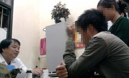 Hành trình một học sinh giỏi toán thành người loạn thần - 1 Bác sĩ Nguyễn Văn Dũng, viện sức khỏe tâm thần đang khám cho bệnh nhân bị sức ép vì học.