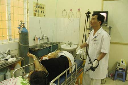 Nội soi xác định tổn thương do táo bón - ảnh: Hà Linh