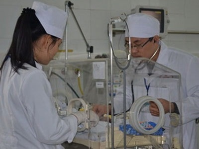 Mổ bắt con cho thai phụ bị TNGT, cứu sống bé nặng 0,8kg - 1 Bác sĩ đang chăm sóc cháu bé. (Ảnh: Mạnh Khánh/Vietnam+)