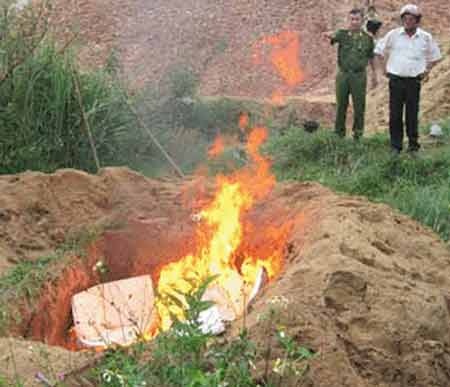 Cơ quan chức năng tiêu hủy số mỡ động vật thối