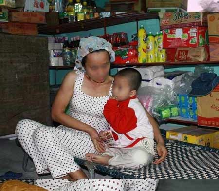 Kỳ lạ mái tóc bị bết thành nhiều hình khối - 4 Chị H. bên cậu con trai khôi ngô gần 3 tuổi (Ảnh: T.H)