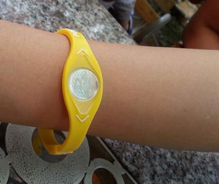 Vòng cân bằng năng lượng Power Balance: Chỉ là vật trang sức - 1 Vòng cân bằng năng lượng Power Balance: Chỉ là vật trang sức