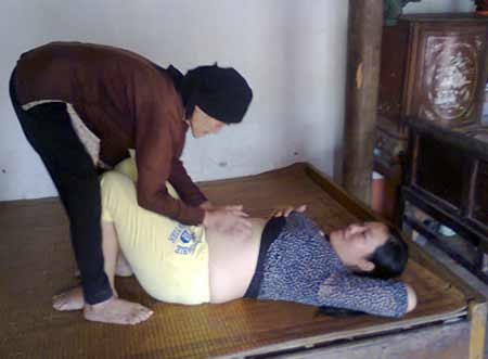 Cụ Tích đang chữa cho chị Loan.