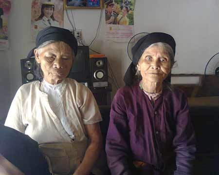 Chân dung cụ Tích “thần y” chữa bệnh bằng cách vuốt bụng (áo nâu, bên phải).