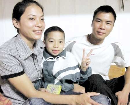Hoa hậu HIV Việt Nam đầu tiên, giờ ra sao? - 2 Trần Thị Huệ ngày đăng quang Hoa hậu Dấu cộng duyên dáng 2010