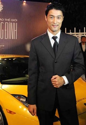 Johnny Trí Nguyễn đam mê đường đua F1 - 1 Johnny Trí Nguyễn luôn xuất hiện tại các sự kiện của siêu xe