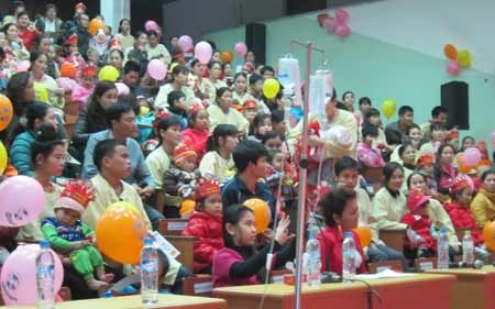 Ấm áp “Giáng sinh yêu thương” cho các bệnh nhi - 3 Hội trường kín chỗ ngay khi chương trình chưa bắt đầu…