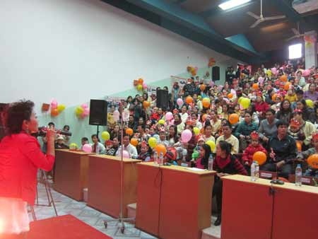 Ấm áp “Giáng sinh yêu thương” cho các bệnh nhi - 4 … và đứng tràn ra cả hành lang, dọc lối đi
