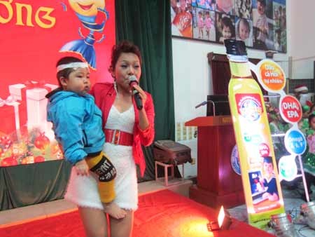 Ấm áp “Giáng sinh yêu thương” cho các bệnh nhi - 5 Ca sĩ Thái Thuỳ Linh cùng hát và tặng quà cho 1 bệnh nhi