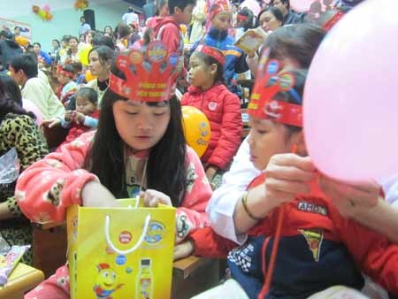 Ấm áp “Giáng sinh yêu thương” cho các bệnh nhi - 6 Háo hức với các trò chơi và quà tặng