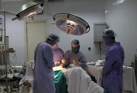 Phẫu thuật nối tinh hoàn thực chất là vi phẫu thuật nối động mạch, tĩnh mạch.