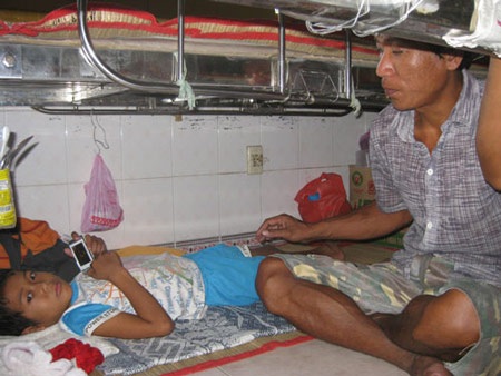 Thiếu thuốc điều trị ung thư cho bệnh nhi - 1 Bệnh nhi nghèo đang chờ điều trị ung thư máu tại BV Ung Bướu TP.HCM