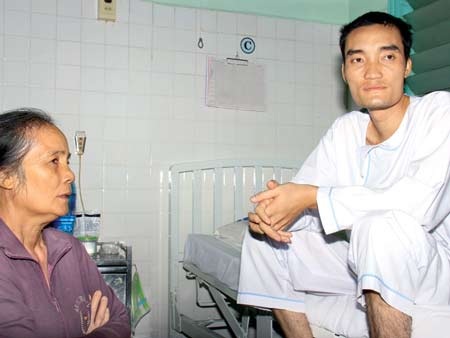 Hai mẹ con anh Nguyễn Thế Doanh tại viện Tim TP.HCM. Ảnh: Thu Vân