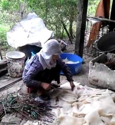 Hãi hùng công nghệ “phù phép” bì lợn bẩn - 2 Bì sau khi được ngâm để khử sạch mùi và vết bẩn sẽ được mang đi phơi hoặc sấy khô