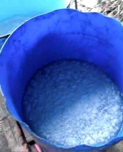 Hãi hùng công nghệ “phù phép” bì lợn bẩn - 5 Thùng chứa chất lạ được các cơ sở sản xuất dùng để tẩy bì lợn
