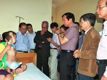15 chuyên gia hội chẩn tái tạo bàng quang cho bé bị cắt nhầm - 1 15 bác sĩ thăm khám bé T.A.Đ