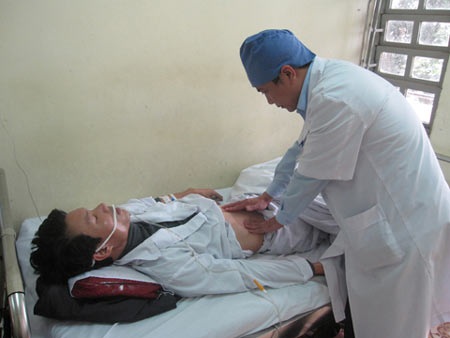 Tắc ruột vì chữa hóc xương bằng... nuốt chửng cam - 1 Bệnh nhân T. đang điều trị tại bệnh viện 354.