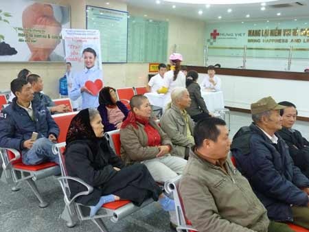 Khám bệnh miễn phí cho hàng trăm dân nghèo - 3 Sáng 22/12 có khoảng 70 người đã tới khám miễn phí... (Ảnh: N.H)