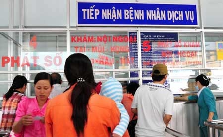 Người dân thanh toán tiền thuốc theo diện bảo hiểm y tế tại Bệnh viện