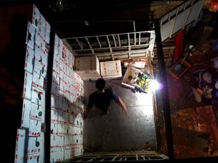 Truy nguồn quýt nhỏ “siêu ngọt” gắn mác “Sài Gòn”, “Thái Lan” - 2 Hàng nghìn thùng quýt nhỏ được chuyển đến chợ Long Biên mỗi đêm. Ảnh: Nguyên Đan
