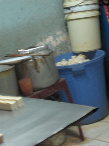 Bã đậu để trong quá trình lên men