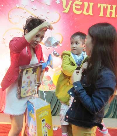 Ấm áp “Giáng sinh yêu thương” cho các bệnh nhi - 7 10 đại diện được nhận quà ngay tại hội trường