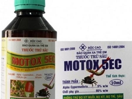 Một số người dân Quảng Bình sử dụng thuốc trừ sâu Motox 5EC để bắt cua đồng