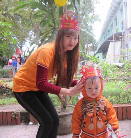 Ấm áp “Giáng sinh yêu thương” cho các bệnh nhi - 2 Bé nào cũng được đội vương miện xinh trước khi chương trình bắt đầu